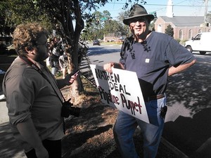 300x225 Bill Kendall, in Protest at Valdosta Sabal Trail office, by John S. Quarterman, 21 October 2014