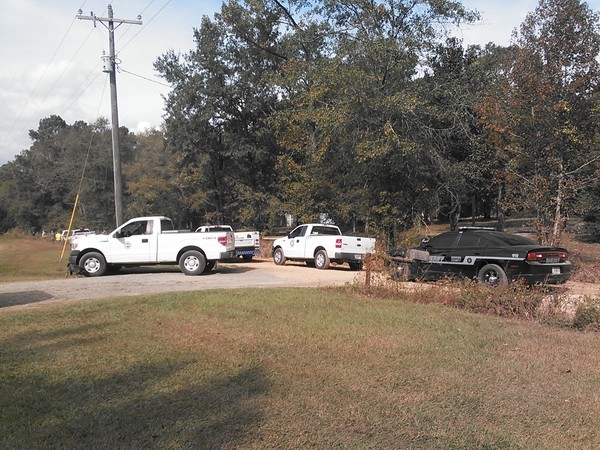 600x450 Berrien County Sheriff, GDOT, city of Nashville, Kinder Morgan trucks, in Berrien break, by John S. Quarterman, 6 November 2014