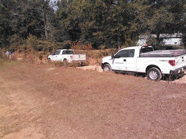 600x450 Kinder Morgan trucks and personnel, in Berrien break, by John S. Quarterman, 6 November 2014